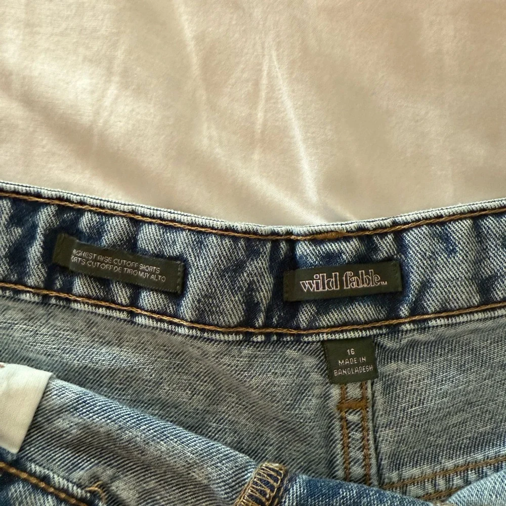 Wild Fable Highest Rise Distressed Women Shorts Size 16 - Picture 2 of 2